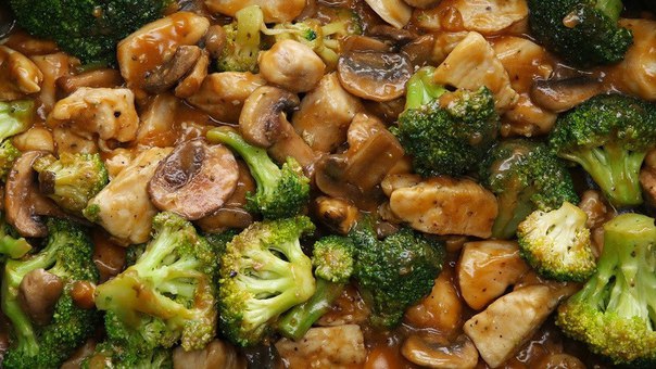 Курица в соусе с брокколи и грибами для ПП-ужина