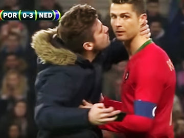 Поцелуй комика: болельщик поцеловал Роналду во время матча